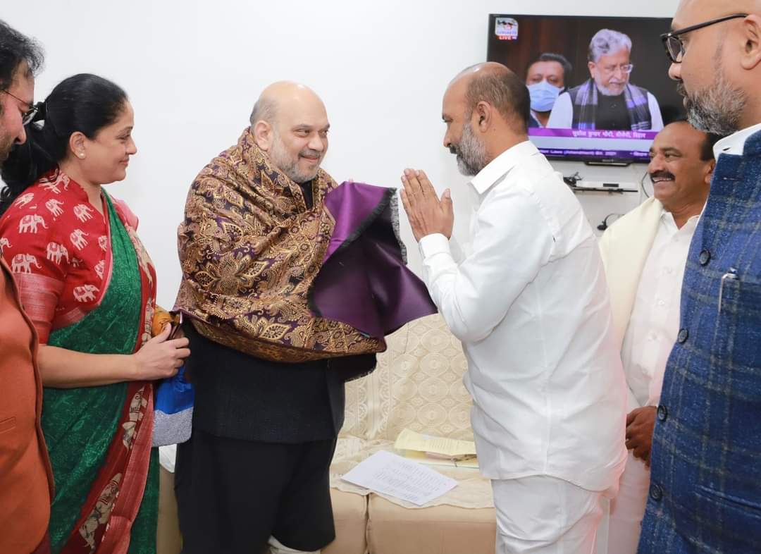 bandisanjay_bjp's tweet photo. Called on Hon'ble Union Home Minister Shri @AmitShah ji along with @BJP4Telangana delegation at New Delhi. 

Hon'ble Home Minister appreciated the efforts of Telangana BJP in the fight against KCR’s autocratic rule &amp; for the formation of real democratic govt. in Telangana. https://t.co/ALDFLiMFTy