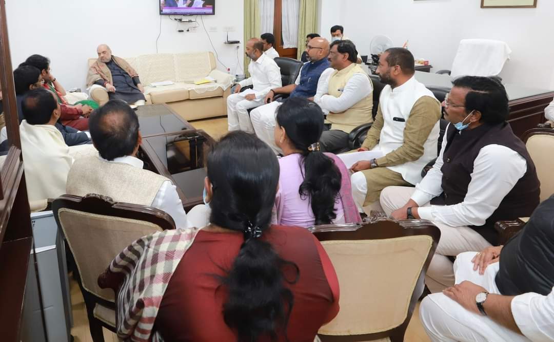 bandisanjay_bjp's tweet photo. Called on Hon'ble Union Home Minister Shri @AmitShah ji along with @BJP4Telangana delegation at New Delhi. 

Hon'ble Home Minister appreciated the efforts of Telangana BJP in the fight against KCR’s autocratic rule &amp; for the formation of real democratic govt. in Telangana. https://t.co/ALDFLiMFTy