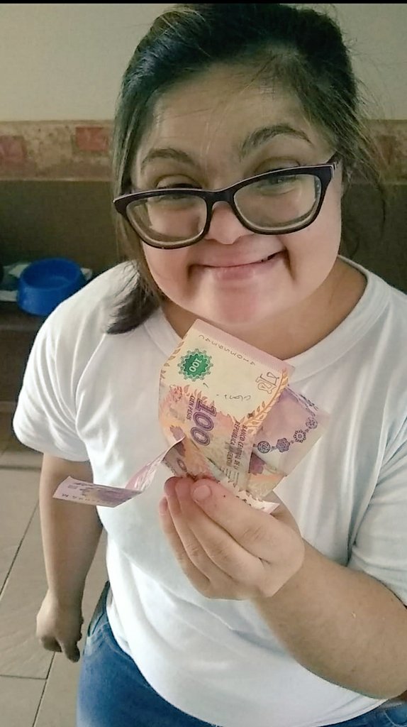 CamiPezoni's tweet photo. Y trabaja mi hermana 🤩
Pasen a tomar cafecito y dejen propina así llega a la casa así  de contenta 👇🏻👇🏻 https://t.co/cQzDPa1Yfw