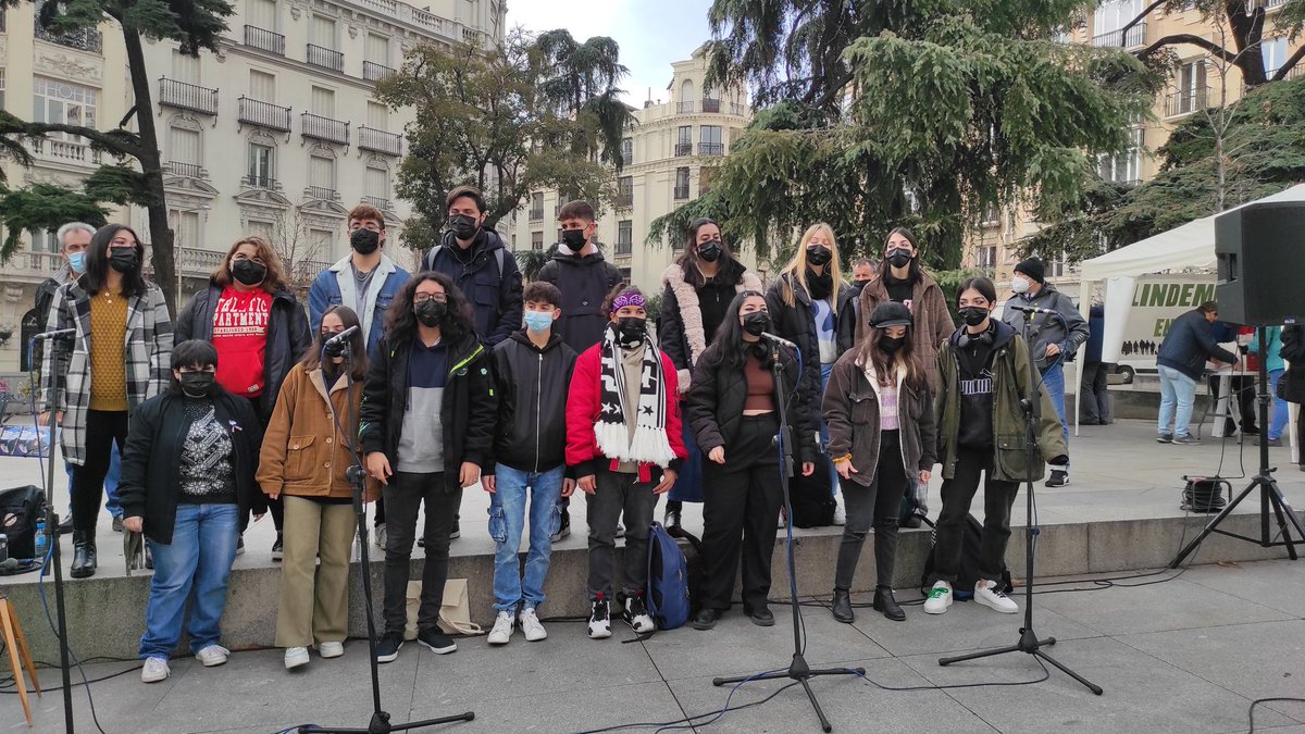 AccionsindUSO's tweet photo. Hoy estamos frente al @Congreso_Es junto a las organizaciones de la @merp_org felicitando las fiestas a sus señorías y recordándoles que 2022 debe ser el año para #BlindarLasPensiones 
Nos acompaña el coro Voces para la Convivencia de Ciempozuelos https://t.co/pnO8lMfr4H