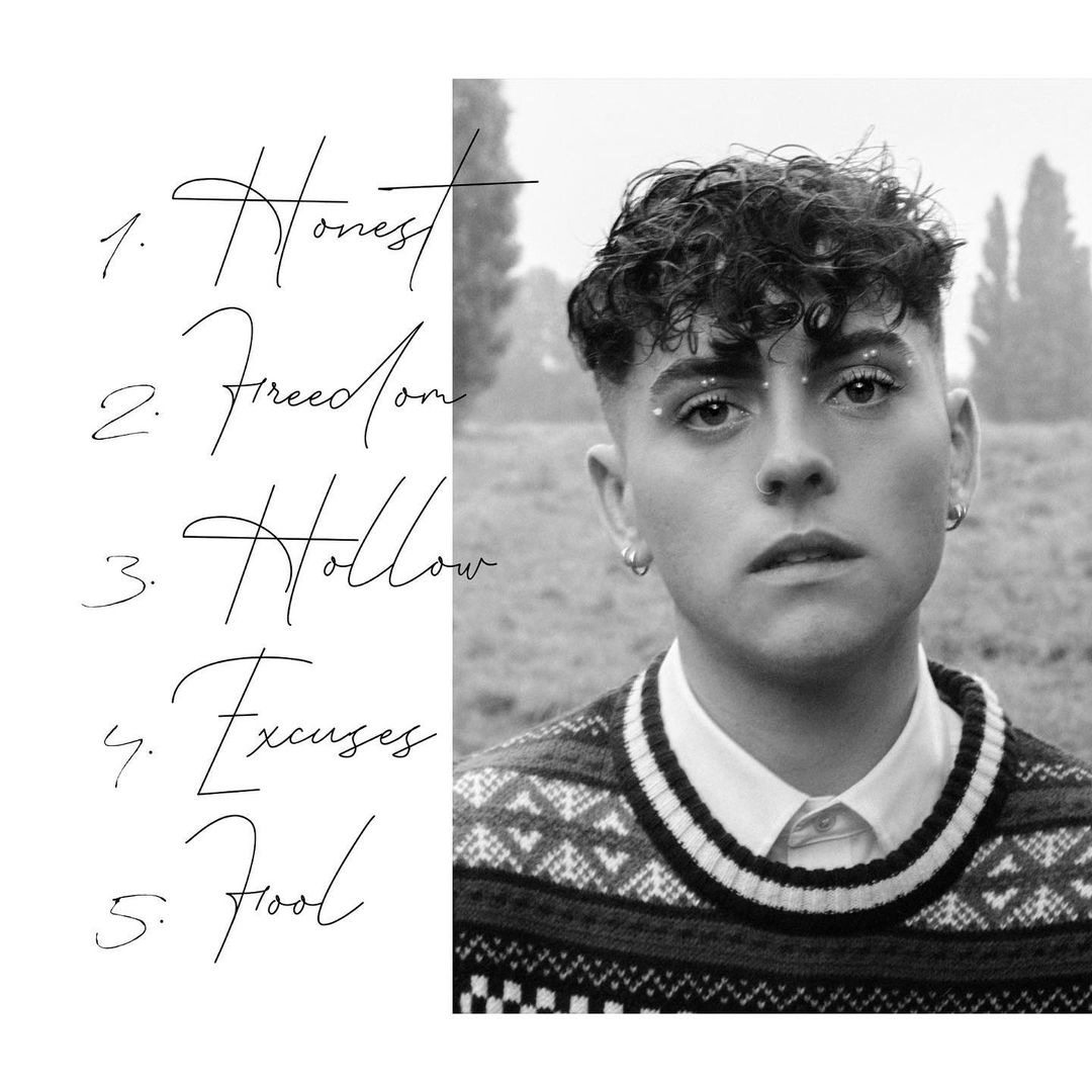 TomKingOfficial's tweet photo. 2021 was the year I released my debut EP 'Confessions of a Lonely Heart' 💖 thank you all for listening https://t.co/dFA1xViKqu
