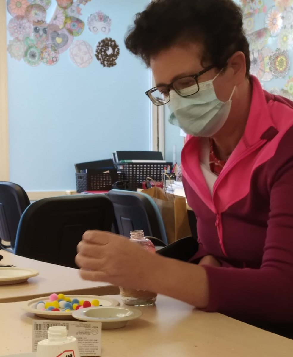 🎄🎄¡Compartimos con vosotros fotografías de otro de los talleres navideños que hemos realizado con los usuarios! Mirad qué adornos más chulos para decorar la casa o el árbol de Navidad hemos realizado. 🎄🎄