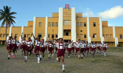 anamarianpp's tweet photo. #Cuba🇨🇺 ¡Feliz Día del Educador!

#Fidel No nos dijo Cree, nos dijo Lee. Con la alfabetización llegó la luz de la enseñanza para siempre. #CubaEduca 

#CubaVive #PoderPopular https://t.co/cQp1qW2eRt
