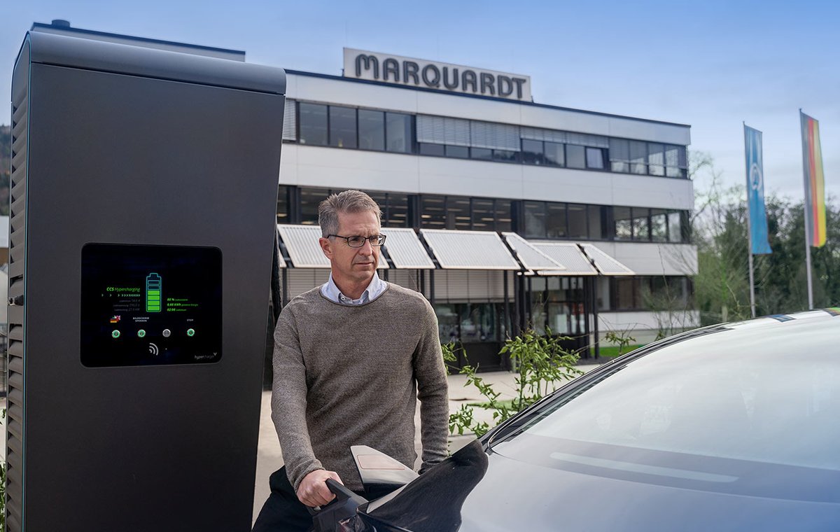 Marquardt_Group's tweet photo. Marquardt Fuhrpark „tankt“ an eigenen Ladepunkten Strom aus 100% regenerativen Quellen und bedient sich künstlicher Intelligenz beim Lademanagement.
Mehr dazu: https://t.co/KG49pify8l
#Nachhaltigkeit #EMobilitaet #Mobilitaetswende #kuenstlicheIntelligenz #KI #EFahrzeuge #KILAN https://t.co/lqKygKkDxI