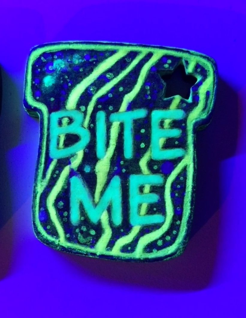 quest_he's tweet photo. yaasss queen! it was such a pleasure embellishing this toast for yet another inspirational huemyn who rocks neon green on the regs 💚⚡ #questhe #BiteMe #SpaceToast #ItsElectric #GlowInTheDark #WearableArt https://t.co/baNazlegHY