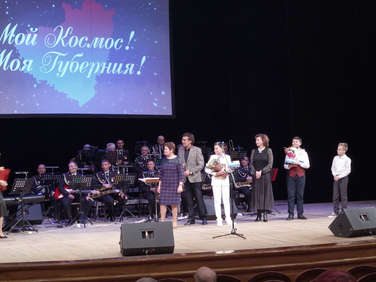 dshi_12Samara's tweet photo. 20 декабря в филармонии прошло награждение победителей конкурса «Мой космос!» от ГТРК Самара и концерт лауреатов. Наш победитель Какажанов Александр выступил вместе с ведущими солистами Самарского оперного театра Анатолием Невдахом и Георгием Цветковым! Браво! https://t.co/EjESGUwavd