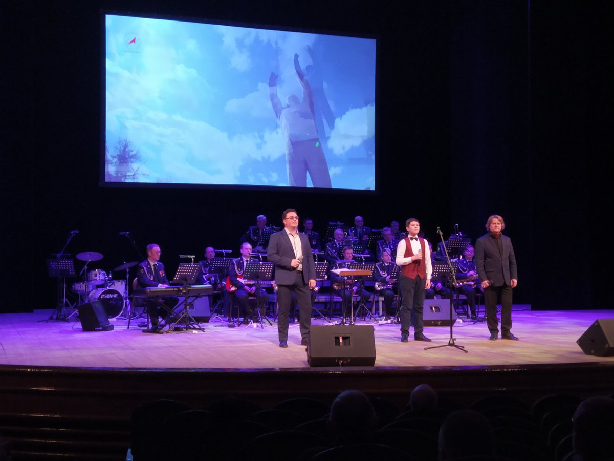 20 декабря в филармонии прошло награждение победителей конкурса «Мой космос!» от ГТРК Самара и концерт лауреатов. Наш победитель Какажанов Александр выступил вместе с ведущими солистами Самарского оперного театра Анатолием Невдахом и Георгием Цветковым! Браво!