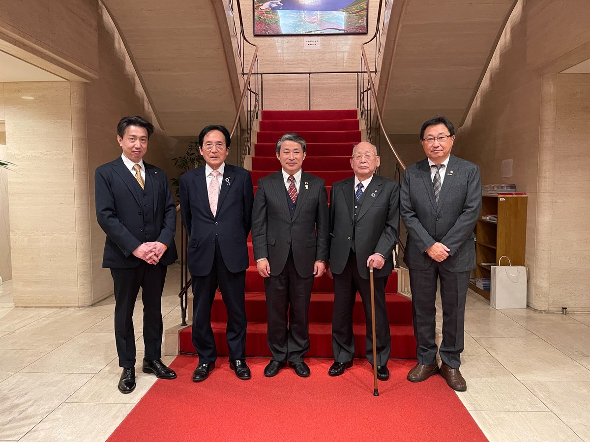 xuejianosaka's tweet photo. 関西地域の日中友好議連会長の皆様と懇談会。短い時間でいろんな話をした。両国間に様々な問題があるが、くじけず、めげず、諦めず、地道に一人一人の間の人間関係を深め、国民同士の相互理解の促進で両国関係を動かすことで一致。来年国交正常化50周年、一緒に盛り上げていこう。🤗🤗 https://t.co/fngL0ff5TF