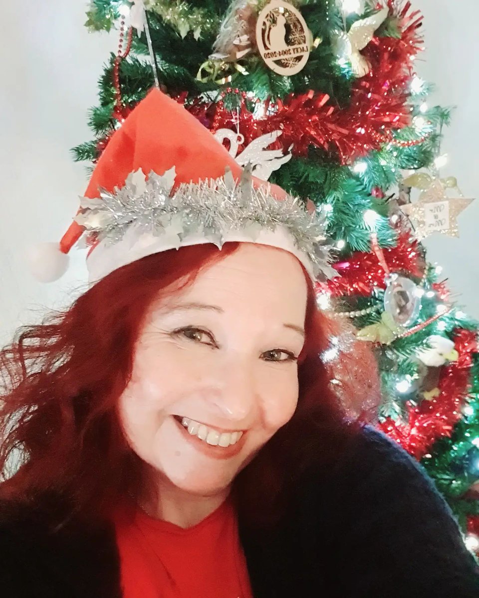 DebzHobbsWyatt's tweet photo. Blogging about my offers for writers! Plus cheesy photo! https://t.co/75w06ozSSl #mentoringcreativewriting #giftsforwriters https://t.co/zhMe86E08g