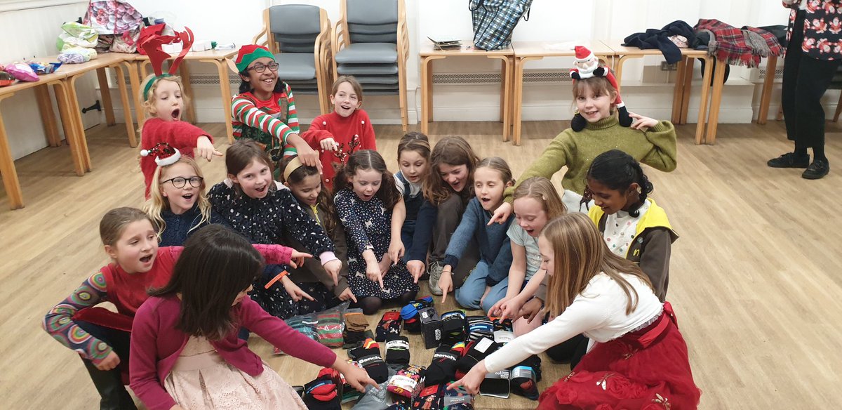1stBattersea's tweet image. #Brownies &amp;amp; Liz the prison Chaplin with some of the nearly 90 pairs of socks collected for those at HMP Wandsworth. #LendAHand #GoodTurn #Community @GuidingMembers