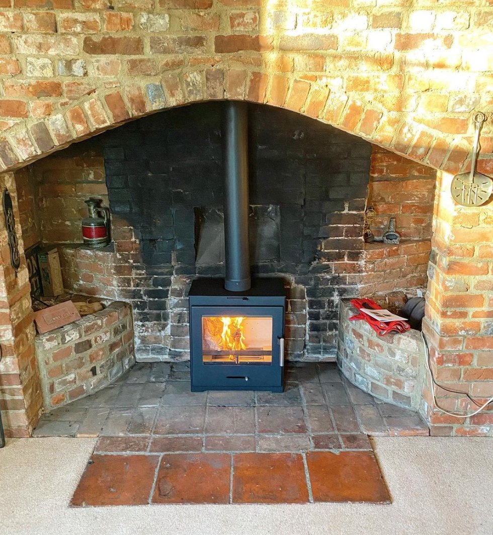 A few of our recent installations all ready to be lit over the Christmas period! 🔥🔥
- Stovax Huntingdon 30 installed in Andover
- Dean Forge Foxworthy High installed in Old Basing
- Heta Inspire 45 installed in Wallingford 
- Pevex Bohemia X40 Cube installed in Curridge