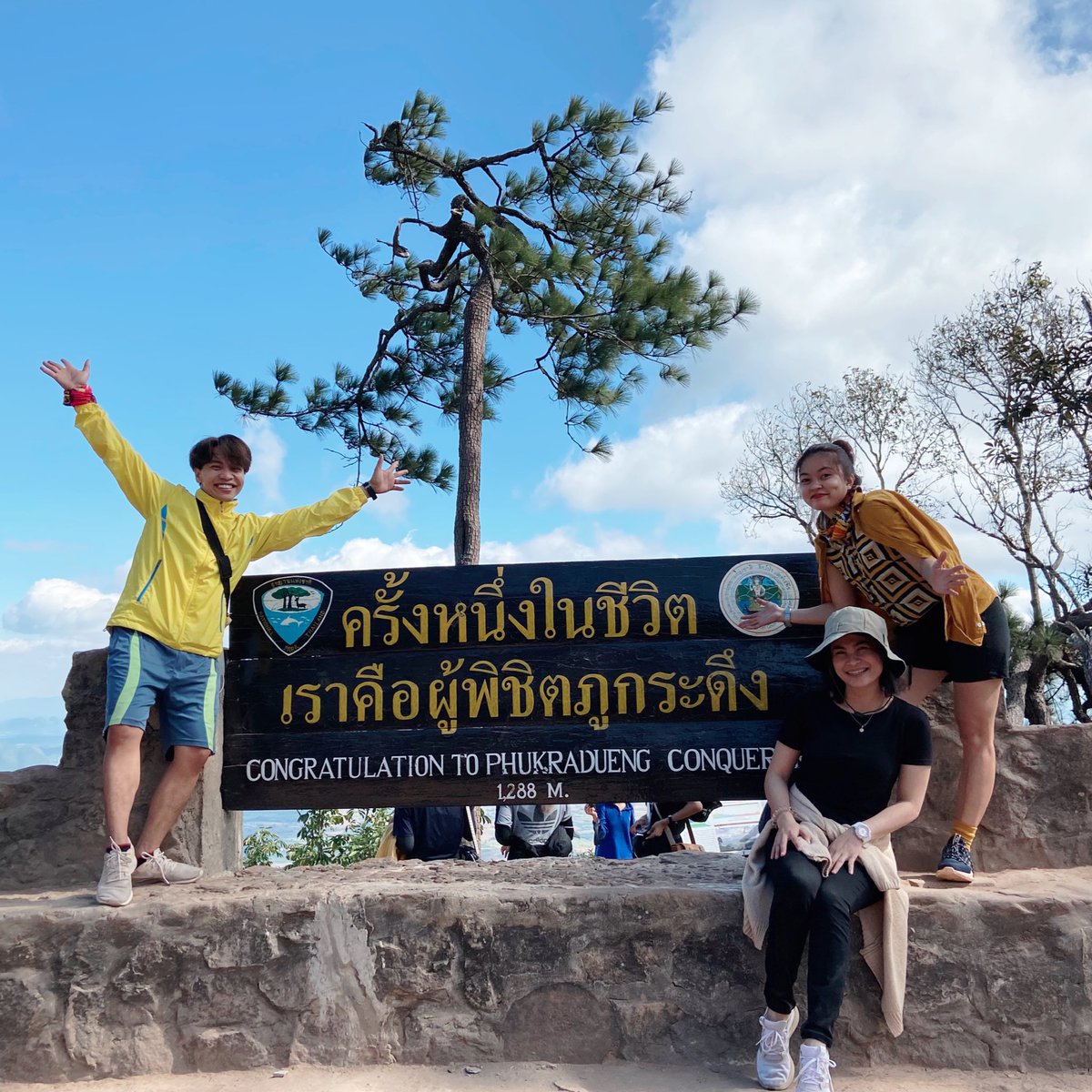 jjc031's tweet photo. Phu Kradeung Adventure with Hazel and Nina ⛰🇹🇭💛

11-12 December 2021

#Thailand #phukradeung #hike 
#jakeTheDiary #pinoy https://t.co/r17BacRDcV