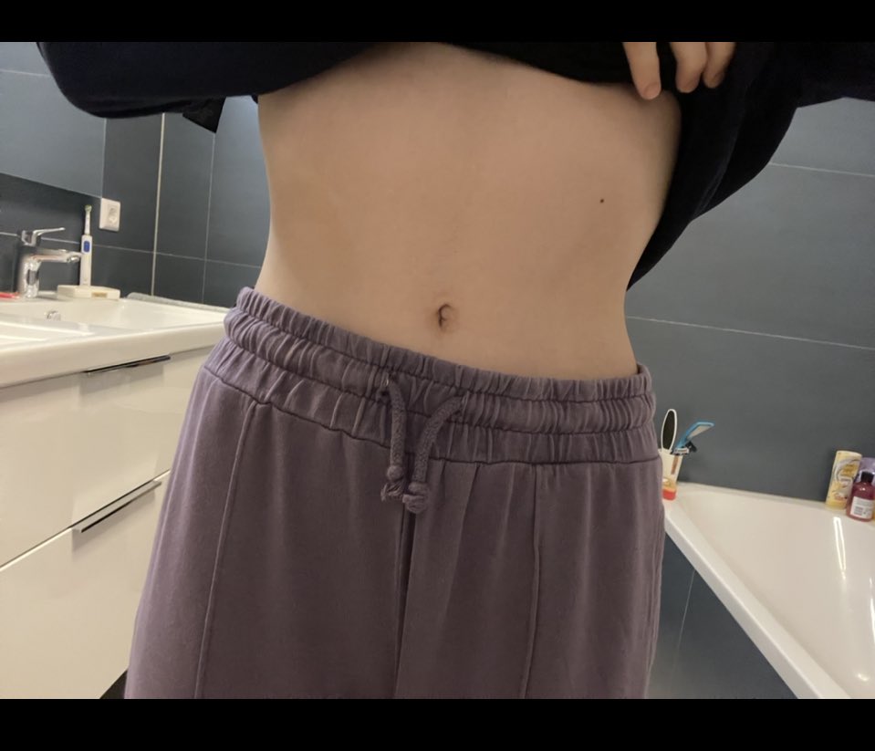 alcadd1ct's tweet photo. The progress tho…pics r 2 months apart 😮
#skinny #EDtwt #proana https://t.co/Xdu0UDIDmB