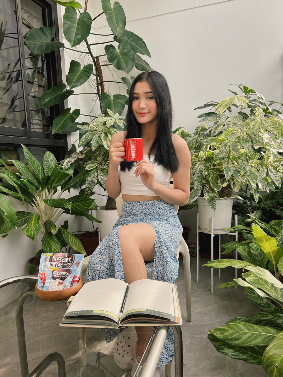 bini_members's tweet photo. BINI knows how choosy I am pagdating sa coffee. Ayoko ng sobrang tapang, gusto ko yung creamy and makakapagset ng mood ko. I'm so happy na may Nescafe Creamy White na sobrang swak sa standards ko.
#SwitchtoNescafeCreamyWhite 

BINI_Jhoanna🐥 https://t.co/8wi2Kc9dFZ