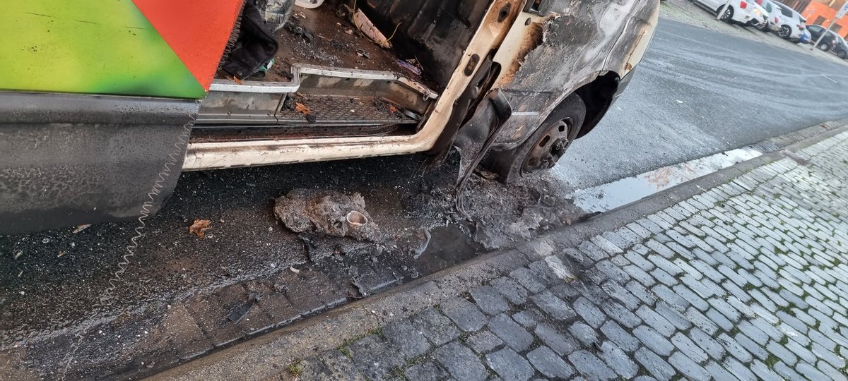 WillemsJeffrey's tweet photo. Vanochtend samen met een aantal collega's de resten van een uitgebrand busje opgeruimd.
#Deventer #CirculusBerkel #Work https://t.co/40mAvDSZ04