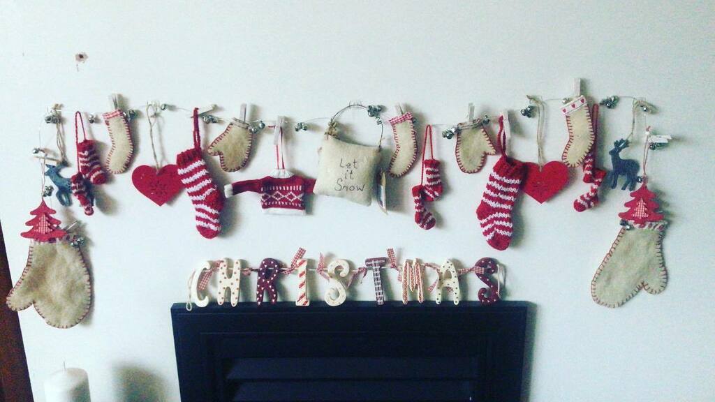 Let it snow is my mantra. Inspired by the lovely Chris Myers @thecozyclubx a few years back when I attended one of her Christmas open houses and bought the scandi Christmas book, I found an old cream blanket at the charity shop and got to making the mitt… instagr.am/p/CXveQHOsXEh/