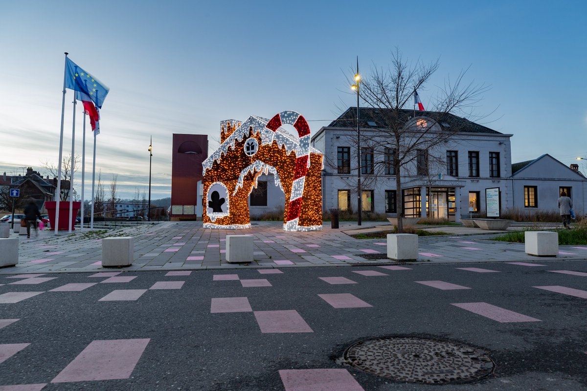 Petit_Quevilly's tweet image. Joyeuses fêtes 🌟
La Ville vous souhaite d'excellentes fêtes de fin d'année ! Prenez soin de vous et de votre famille. ❤️
#PetitQuevilly