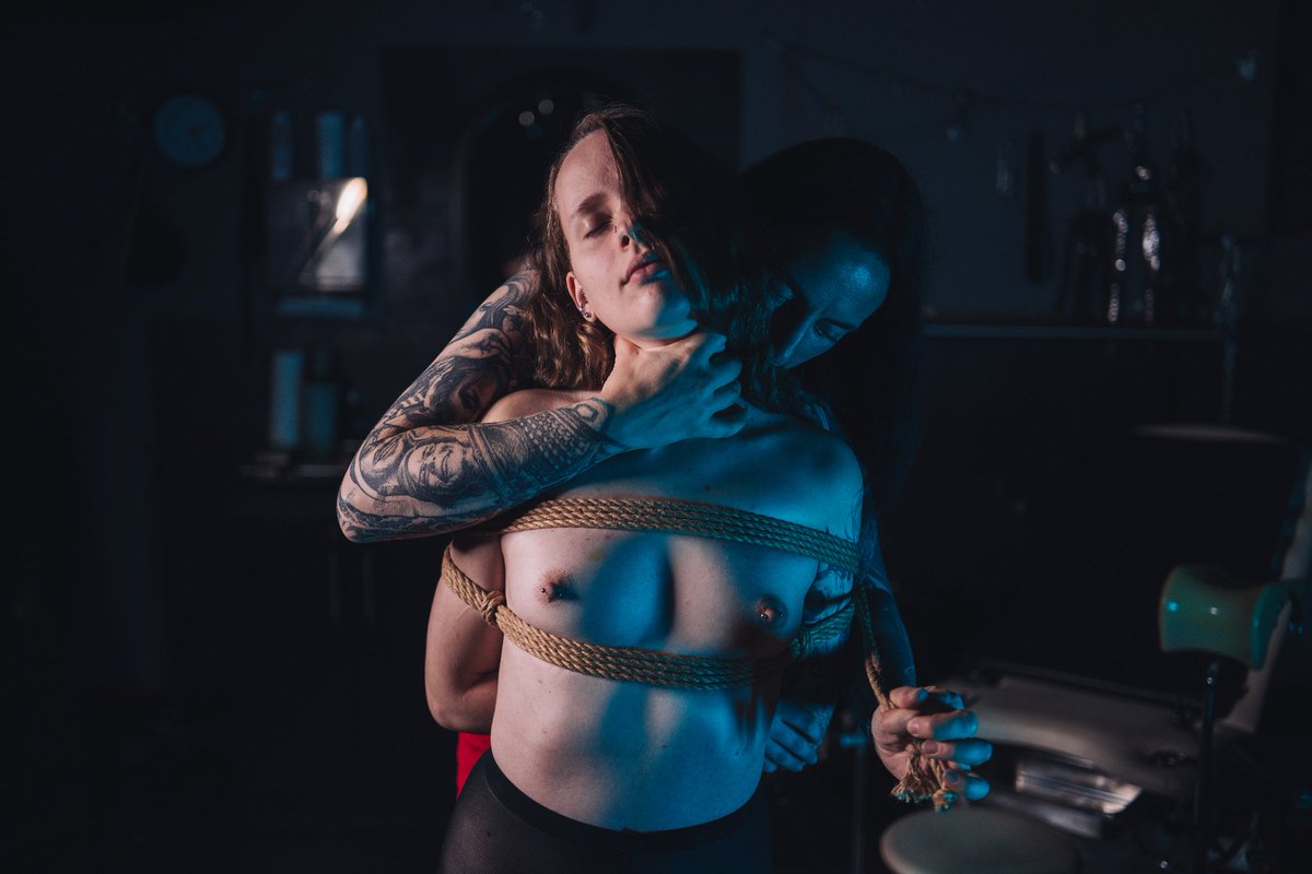 chupsinek's tweet photo. I love every moment I spent with her 🖤 @EdnaKinbaku 
📸 @LukasnPhoto
.
#shibari #kinbaku #tied #TieMeUp #girlslove #ropes #NakedAndProud #boobs #nipples #nudityisart #choke https://t.co/W0LlcQsmih