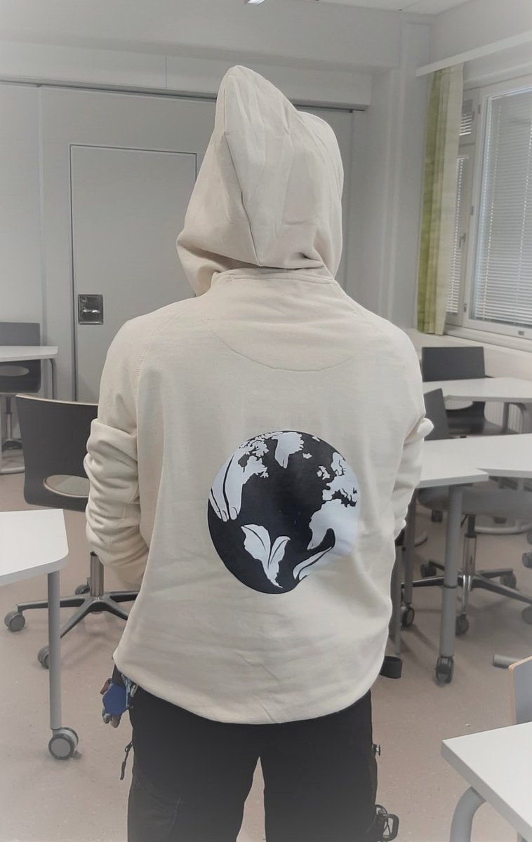 Nyt tuli Sotureille joulu! Etsimme ekologisesti toimivaa yritystä, joka pystyisi valmistamaan meille hupparit ja sellainen löytyi! Kiitos <a href="/PureWasteltd/">Pure Waste</a> yhteistyöstä, so far! Näissä huppareissa kelpaa muuttaa maailmaa. Mallina Soturi-Aaro.