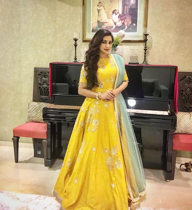 tamilcinestars's tweet photo. Gorgeous Beautiful Singer @shreyaghoshal 
#ShreyaGhoshal #SingerShreya #LovelySinger https://t.co/QACvJFWC7X