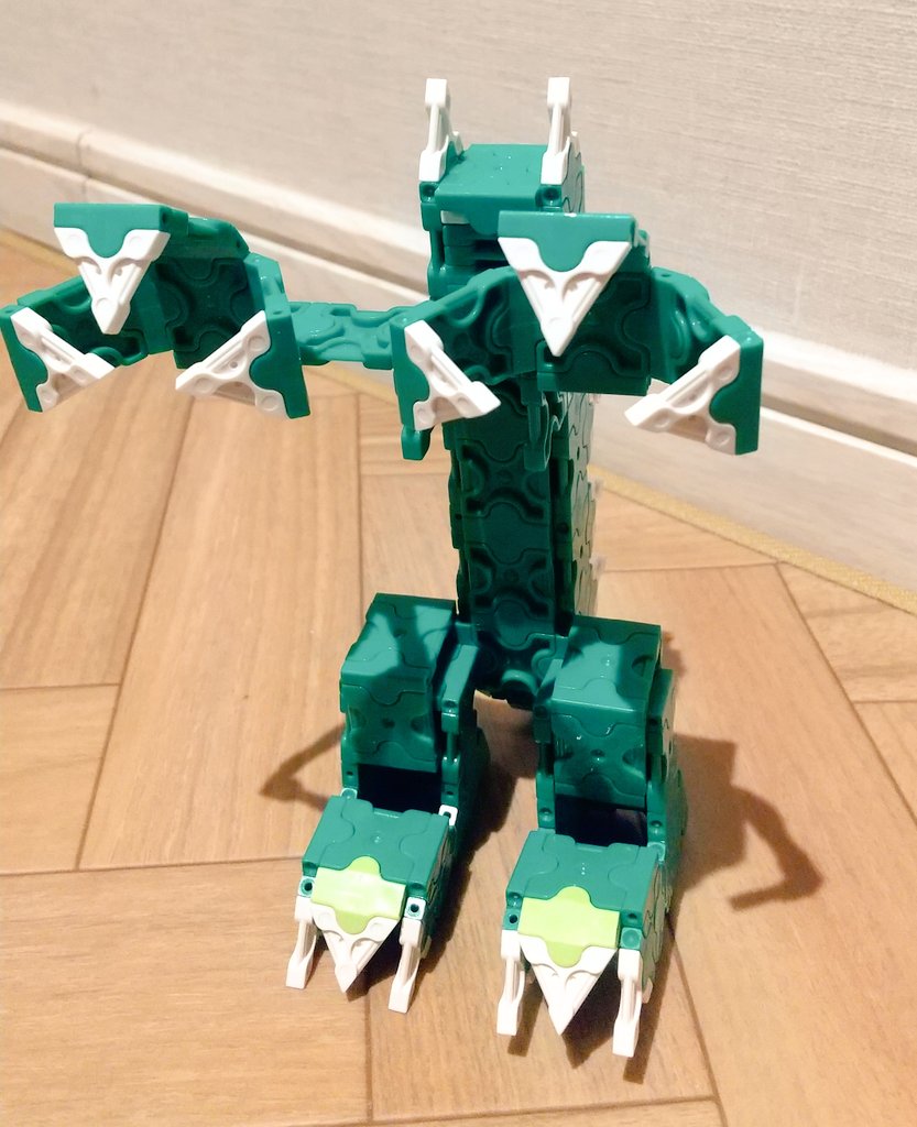 army0712's tweet photo. #LaQハカセコンテスト
作者：ふもた
作品名：トリケラロボット
コメント：
トリケラトプスなので、せなかにギザギザをつくりました。
レバーをうしろにたおすとロボットにへんけいできます。 https://t.co/90ff8jpFHp