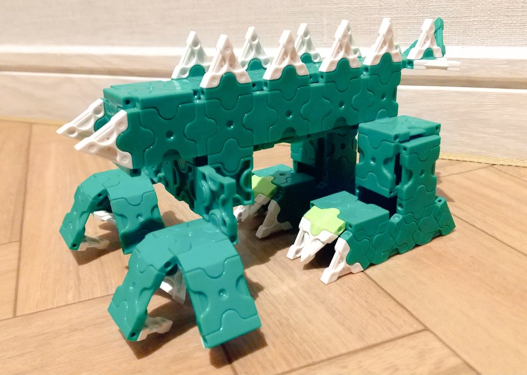 army0712's tweet photo. #LaQハカセコンテスト
作者：ふもた
作品名：トリケラロボット
コメント：
トリケラトプスなので、せなかにギザギザをつくりました。
レバーをうしろにたおすとロボットにへんけいできます。 https://t.co/90ff8jpFHp
