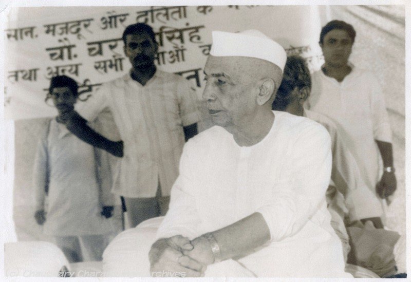 JATs_Land's tweet photo. धरती पुत्र चौधरी चरण सिंह जी उम्रभर गरीबी-खेती-किसानी मुद्दे पर लड़े और किसानों, मजदूरों और दलितों के हकों के लिए संघर्षरत रहे।
सभी साथी 23 दिसंबर को पूर्व प्रधानमंत्री चौधरी चरण सिंह जी के जन्मदिवस पर टि्वटर ट���रेंड का हिस्सा बनकर उसे सफल बनाएं 
#ChaudharyCharanSingh
#चौधरी_साहब https://t.co/TDdUcOqzdn