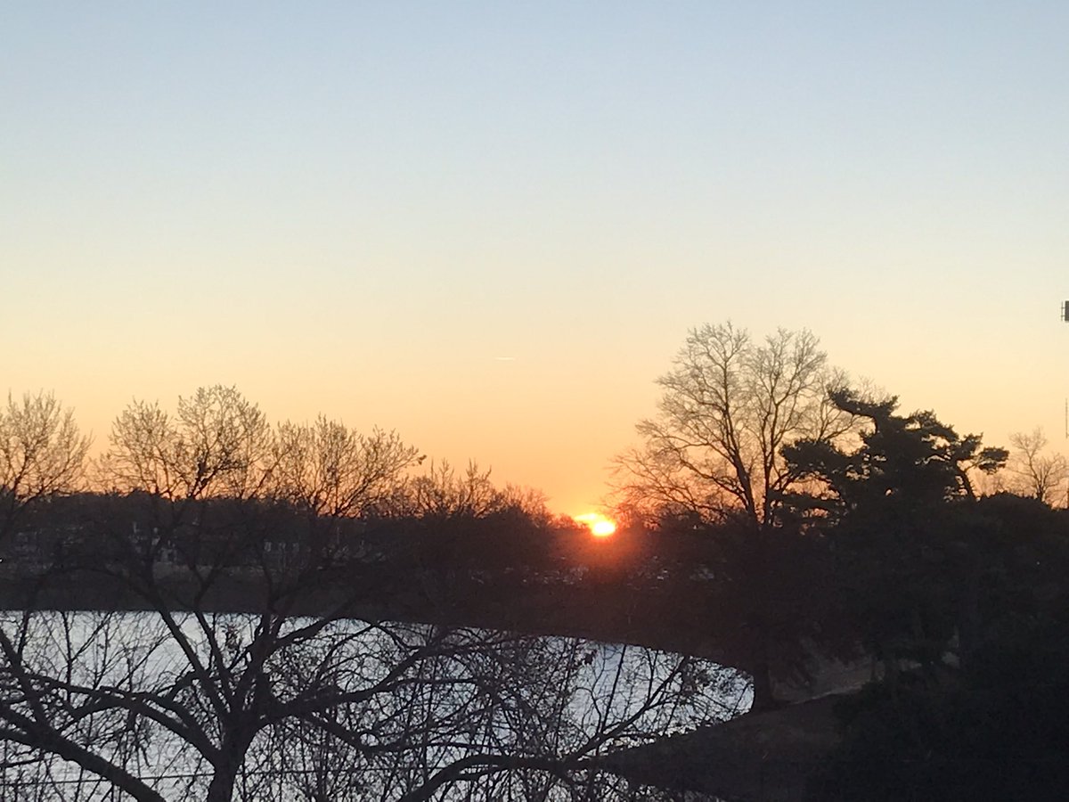 pewefan's tweet photo. @LindaClassical @HowardU A happy solstice to all, with gratitude to you @LindaClassical for directing us always toward the light. Yesterday’s @HowardU sunrise 🙏 https://t.co/XqUCL7kN7k