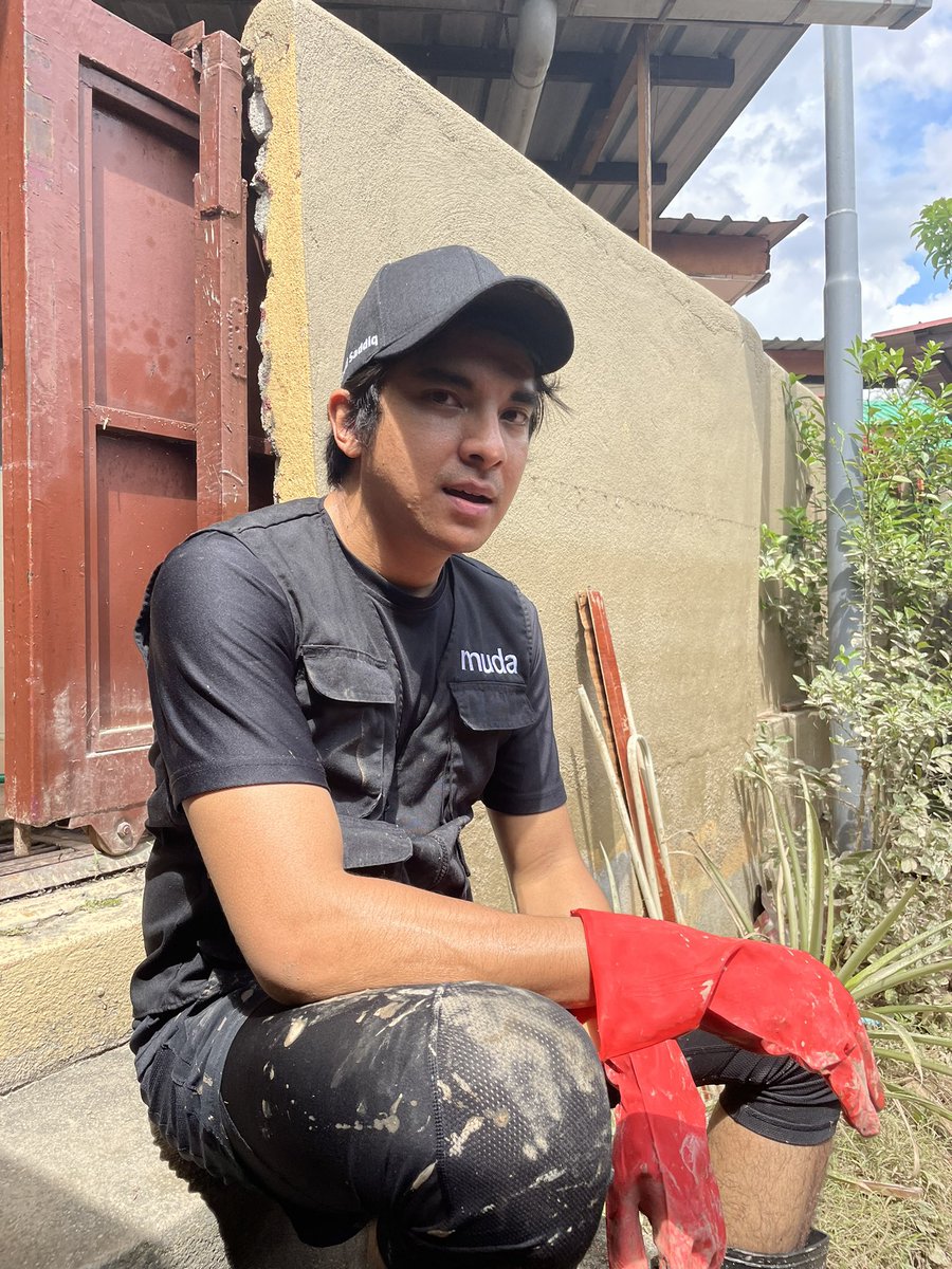SyedSaddiq's tweet photo. Dah nak masuk 5 hari kita non-stop bantu mangsa banjir. 

Banyak DM yang cakap minta maaf tak dapat turun padang. Banyak kekangan. 

Jangan risau, dapat info banjir pun dah banyak bantu kami.

Bantuan kecil atau besar, terima kasih dari kami! https://t.co/3JqZ0rZu0L