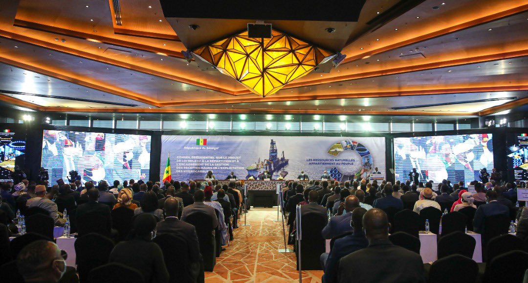 Macky_Sall's tweet photo. Alors que nous nous préparons à l’exploitation du pétrole et du gaz, qui peuvent être sources de tensions voire de conflits pour certains pays, j’ai voulu par cette innovation, que pour notre pays, ces ressources génèrent de la prospérité pour les générations actuelles et futures https://t.co/H0ZqQtTZuT