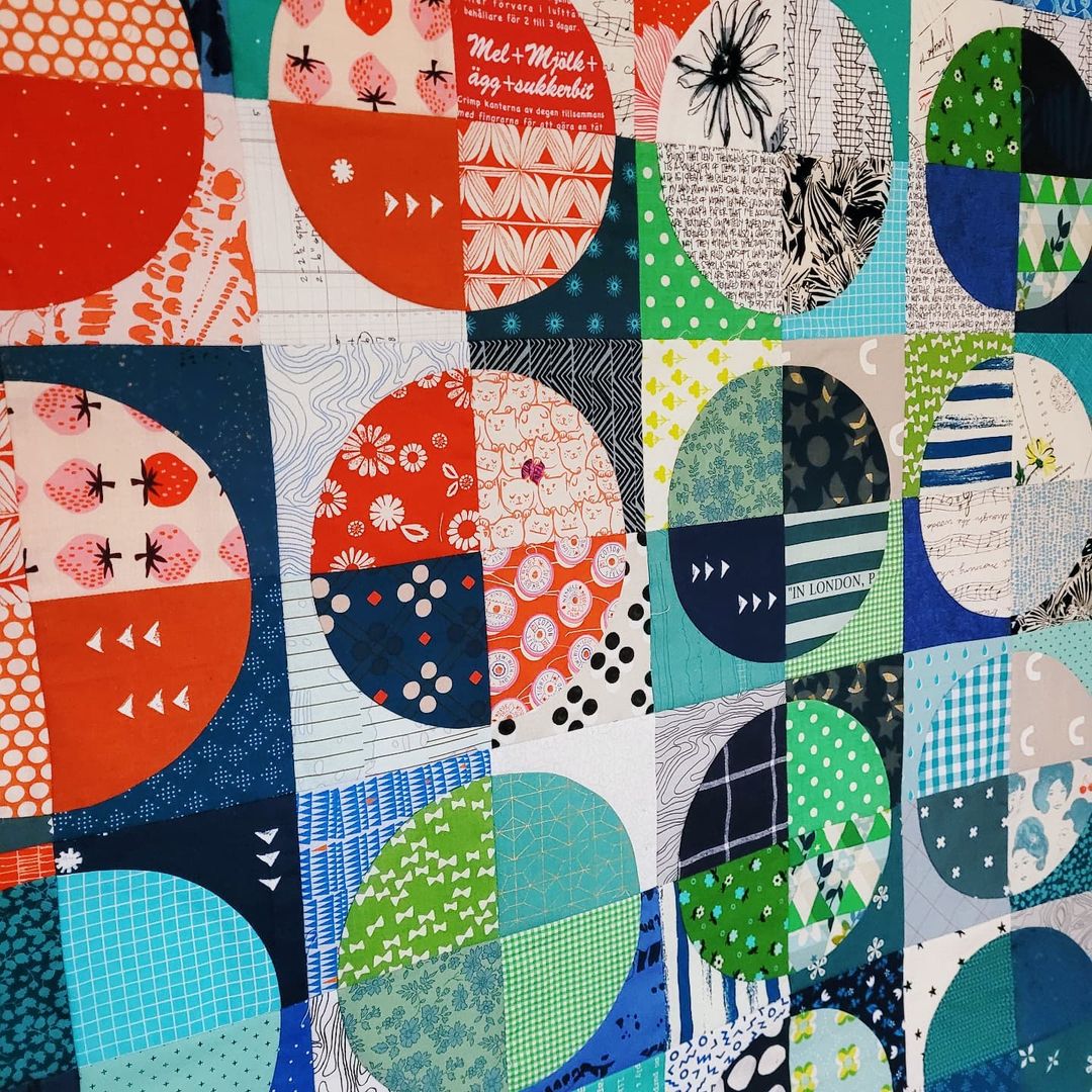 JanomeUK's tweet photo. A little festive treat here in the form of Rosie’s #drunkardspath quilt 😍 After much rearrangement of the blocks, we think it’s looking fab 👏
Credit 📸 https://t.co/fZSKJYU0Kd https://t.co/fyzYLtnYWO