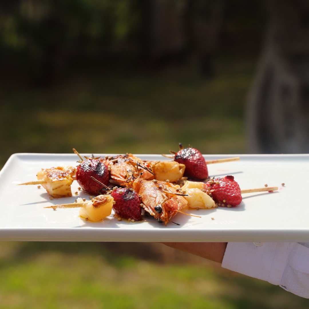 Izgarada Jumbo karides
Parmesan peyniri
Çilek &amp; kişniş tohumu
#7mehmetrestaurant #7mehmet