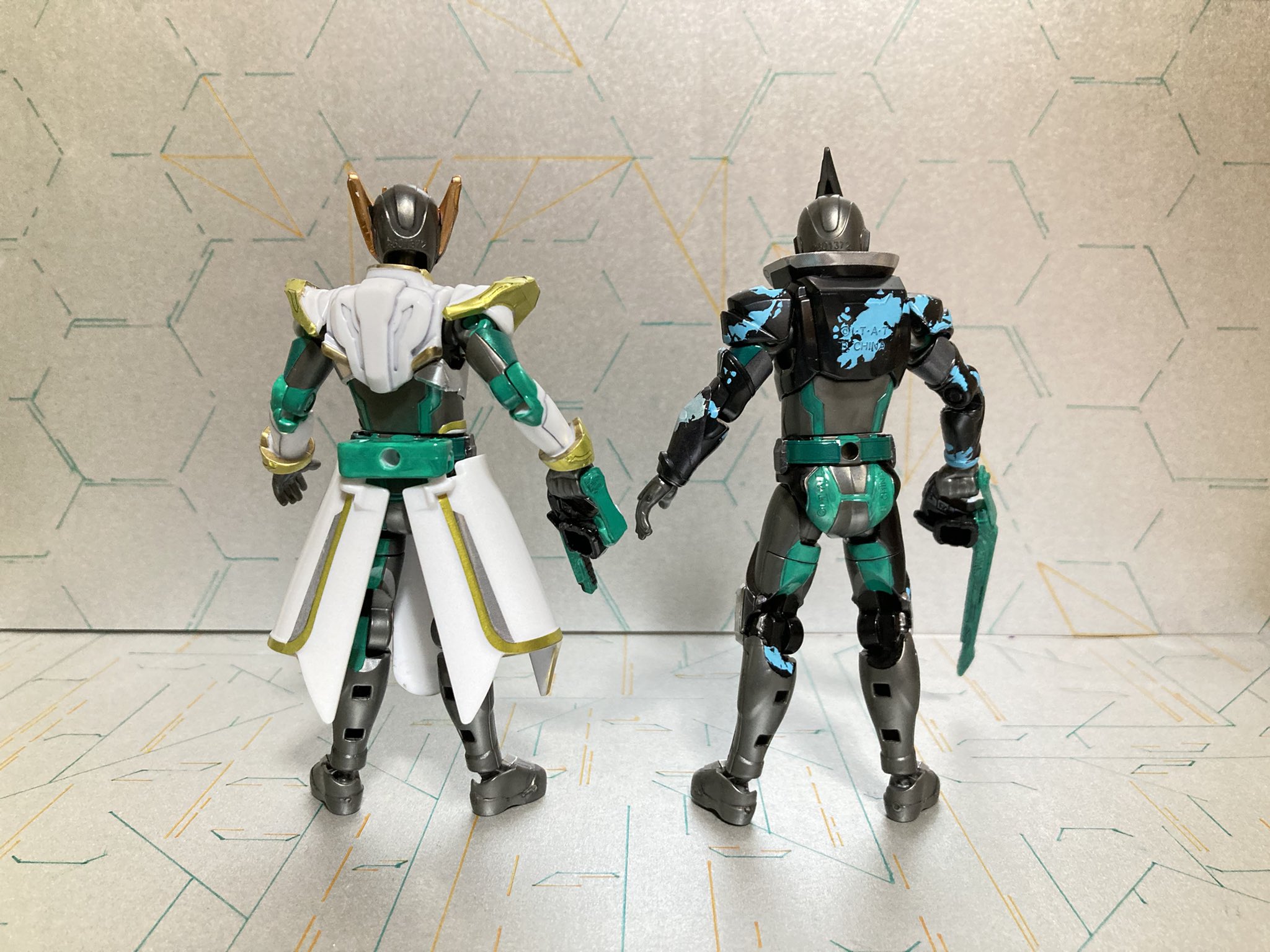 絶莉 装動 仮面ライダーリバイス 仮面ライダーエビル バットゲノム エビル 数日前のバックショットで見せた背中の模様は手描きだ T Co Mkrnw6wg2w Twitter