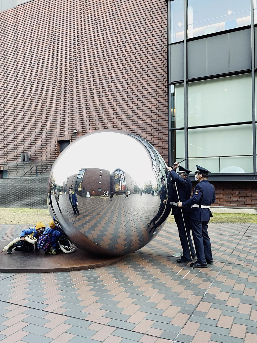 東京都美術館前にある丸いオブジェに…ぬいぐるみが入ってしまった！