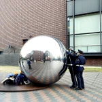 東京都美術館前にある丸いオブジェに…ぬいぐるみが入ってしまった!