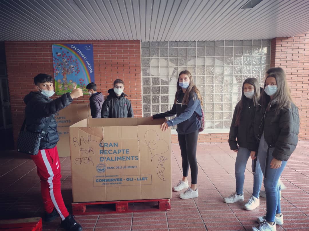 Safasp1's tweet photo. La comunitat corazonista ha mostrat la seva solidaritat i ha aconseguit que el recapte d'aliments i productes de primera necessitat sigui un èxit.

Divendres, el camió de l’ong perpetuenca El Cabàs solidari va recollir tot el recaptat al col·legi durant la campanya d'enguany. https://t.co/FD5sUJ0Epa