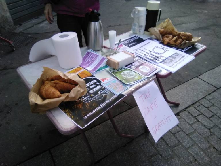 GPlacedup's tweet photo. La Guillotière n'est pas à vendre et les membres de l'espace communal Guillotière étaient à la rencontre des habitant-es place du pont en offrant le petit déjeuner et discuter autour d'un café. #guillotiere #placedupont #ptitdej https://t.co/hmuvNYpzZq