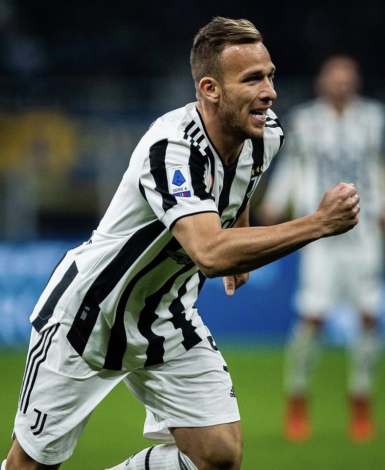 Arthur Melo pode rumar ao Benfica.
As “Águias” e o Sevilha estão na corrida pela contratação do médio de 25 anos, avança o jornalista <a href="/NicoSchira/">Nicolò Schira</a>.
A mesma fonte adianta que, a Juventus está disposta a permitir a saída do internacional brasileiro a título de empréstimo.
