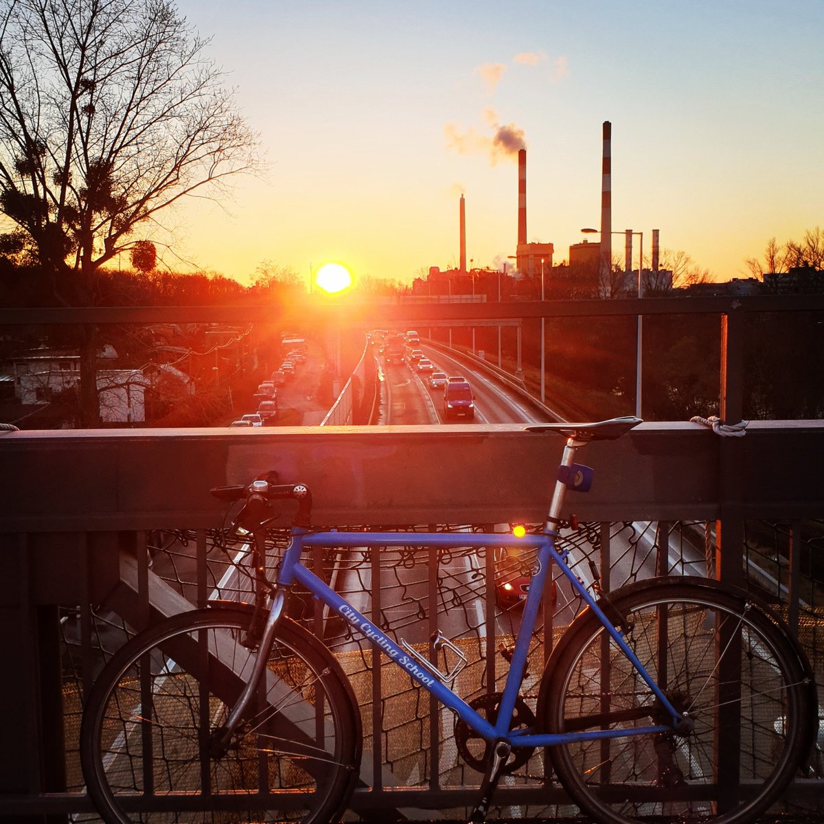 CityCycSchool's tweet photo. @VCOE_AT Wegen #Radfahrfreude (und frischer Luft und unglaublichen Sonnenaufgängen). #solinvictus https://t.co/cXMbH2ORAa