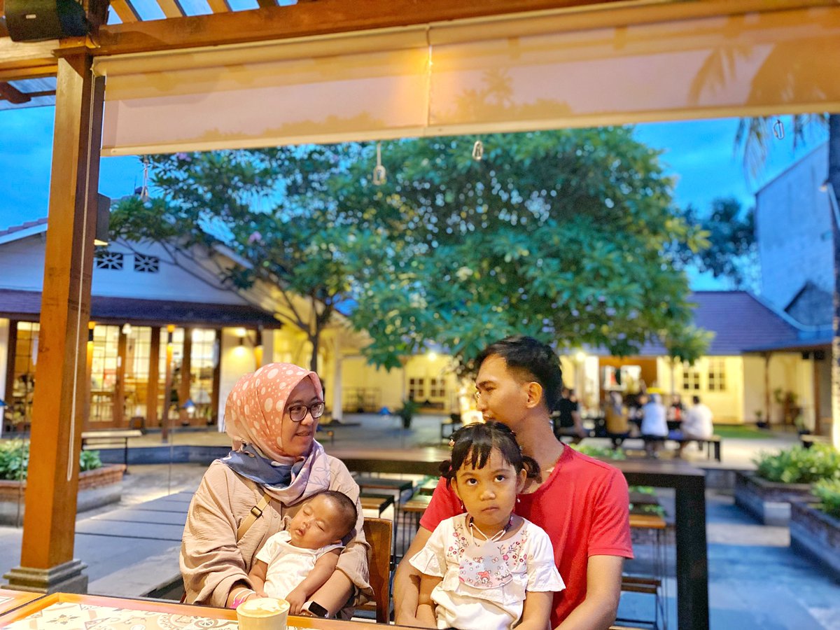 din_se's tweet photo. foto perdana ber-4,
gak sempurna, tapi aku tjinta.. 

@hdsiswoyo https://t.co/QonFvFtTuJ