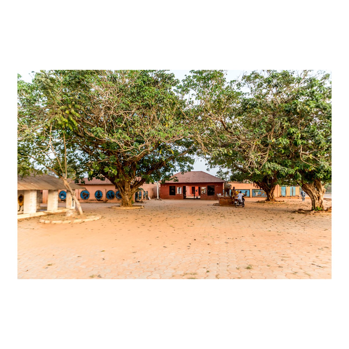 yanickfolly's tweet photo. #Palais prive du #roi #SAGBADJOU #GLELE, à #Abomey.
Abomey est une ville du sud de la République du Bénin, située à 145 km de Cotonou, qui est la préfecture du département du Zou, dont elle est le chef-lieu. Fondée au XVIIᵉ siècle par le roi Houégbadja. #benin
#photojournalism https://t.co/b39nG6i703