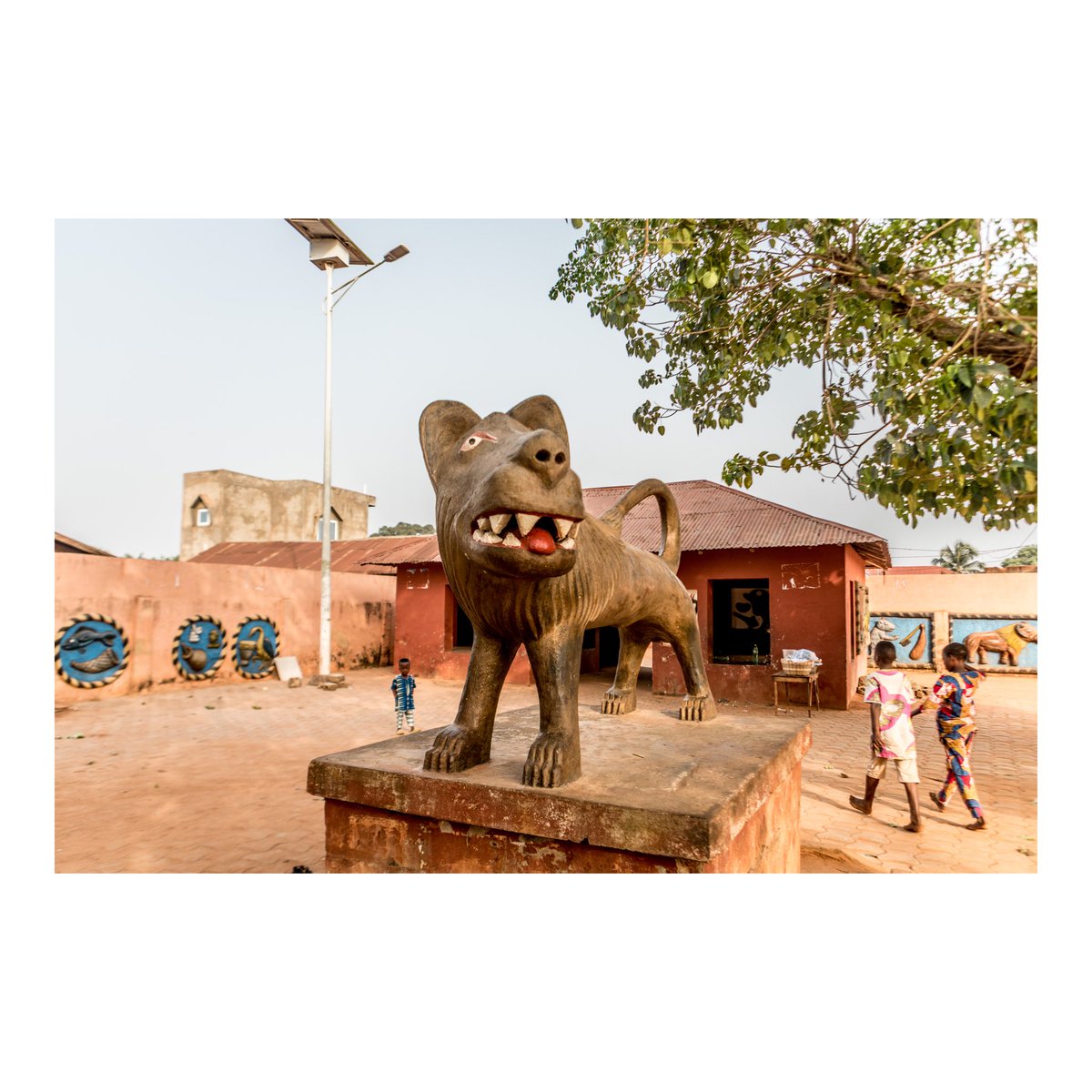yanickfolly's tweet photo. #Palais prive du #roi #SAGBADJOU #GLELE, à #Abomey.
Abomey est une ville du sud de la République du Bénin, située à 145 km de Cotonou, qui est la préfecture du département du Zou, dont elle est le chef-lieu. Fondée au XVIIᵉ siècle par le roi Houégbadja. #benin
#photojournalism https://t.co/b39nG6i703