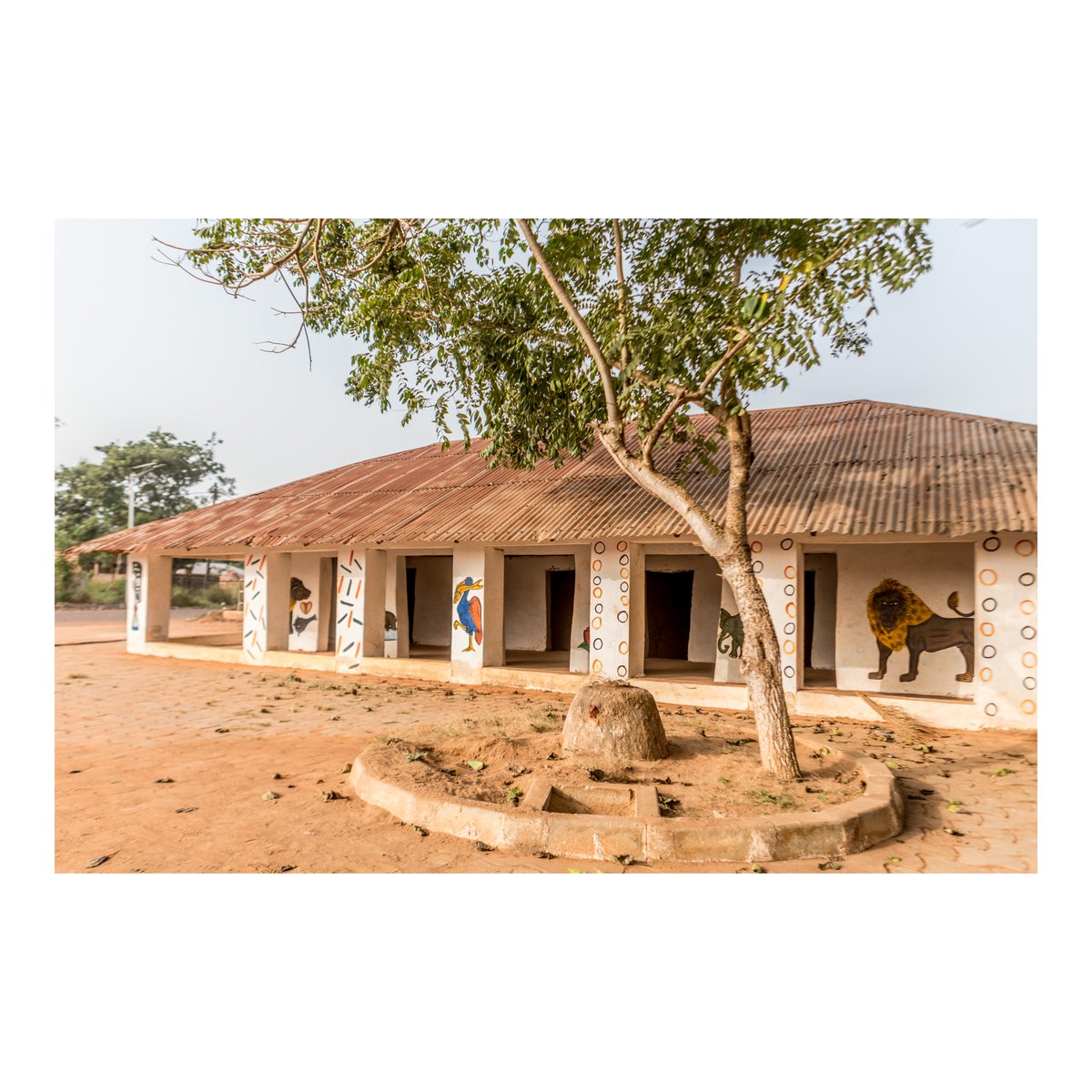 yanickfolly's tweet photo. #Palais prive du #roi #SAGBADJOU #GLELE, à #Abomey.
Abomey est une ville du sud de la République du Bénin, située à 145 km de Cotonou, qui est la préfecture du département du Zou, dont elle est le chef-lieu. Fondée au XVIIᵉ siècle par le roi Houégbadja. #benin
#photojournalism https://t.co/b39nG6i703