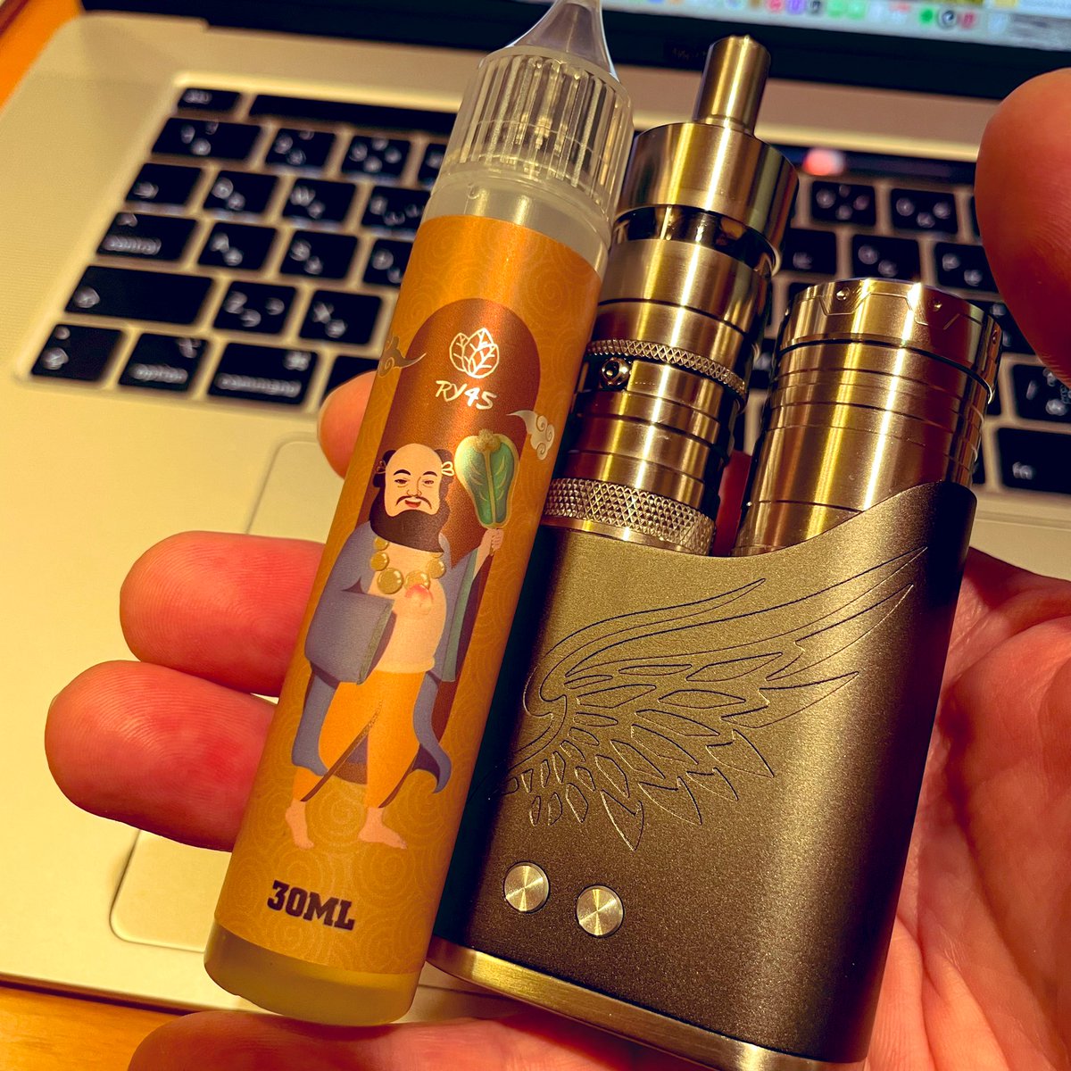 Vape_Major's tweet photo. 最近、HiLiQさんのRY4系リキッドを頂いてますが、美味い。
Kayfun V3だと薄いが、Fevだとちょうどいい感じ。
このRY45ってのはパッケージは変だけど地味に美味い。 https://t.co/X6SeOXT9Kg