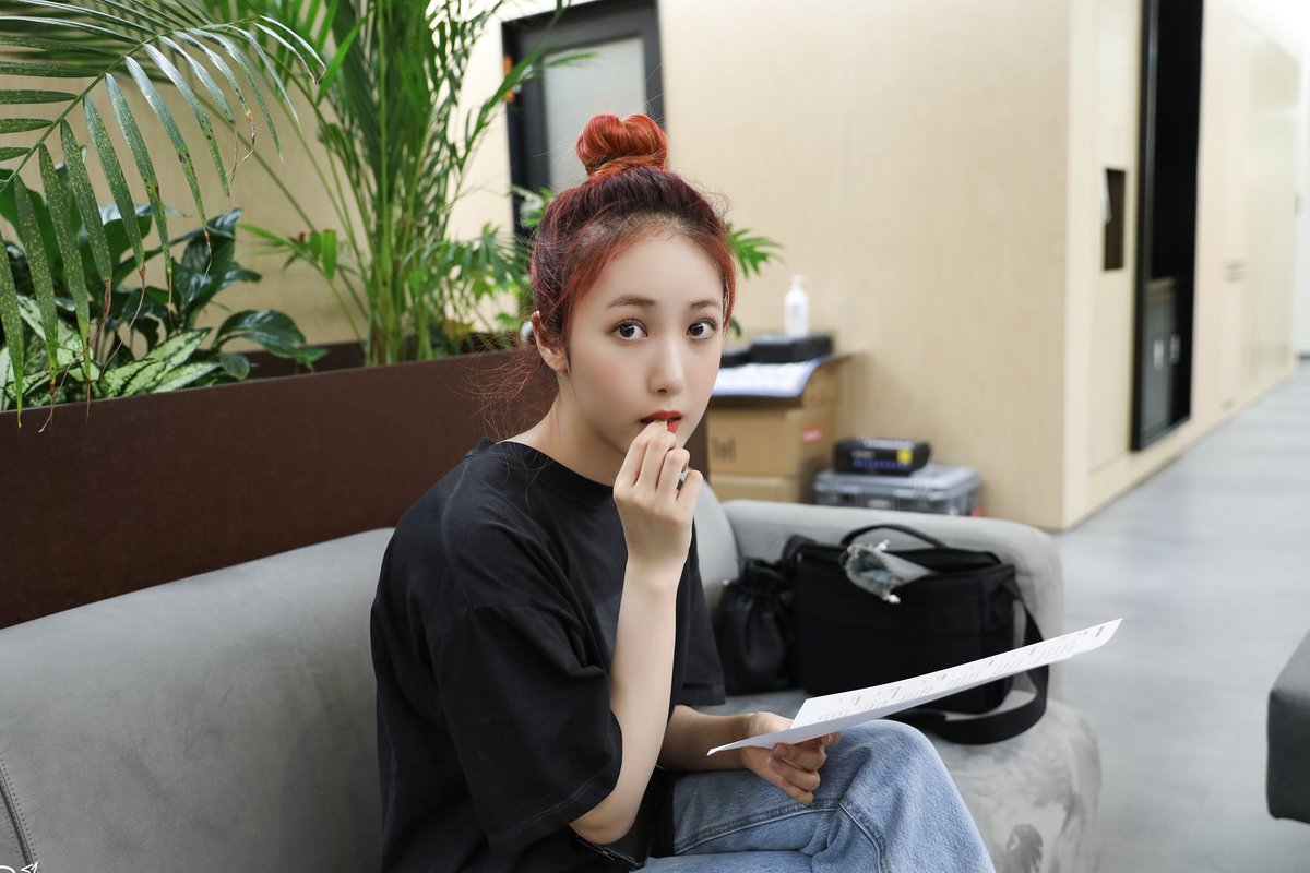 hebarchive's tweet photo. stealing snacks🍪, stealing coffee☕️

@VIVIZ_official
#GFRIEND #VIVIZ #SINB #HEB #여자친구 #신비 #황은비 https://t.co/WzfD3tNafs