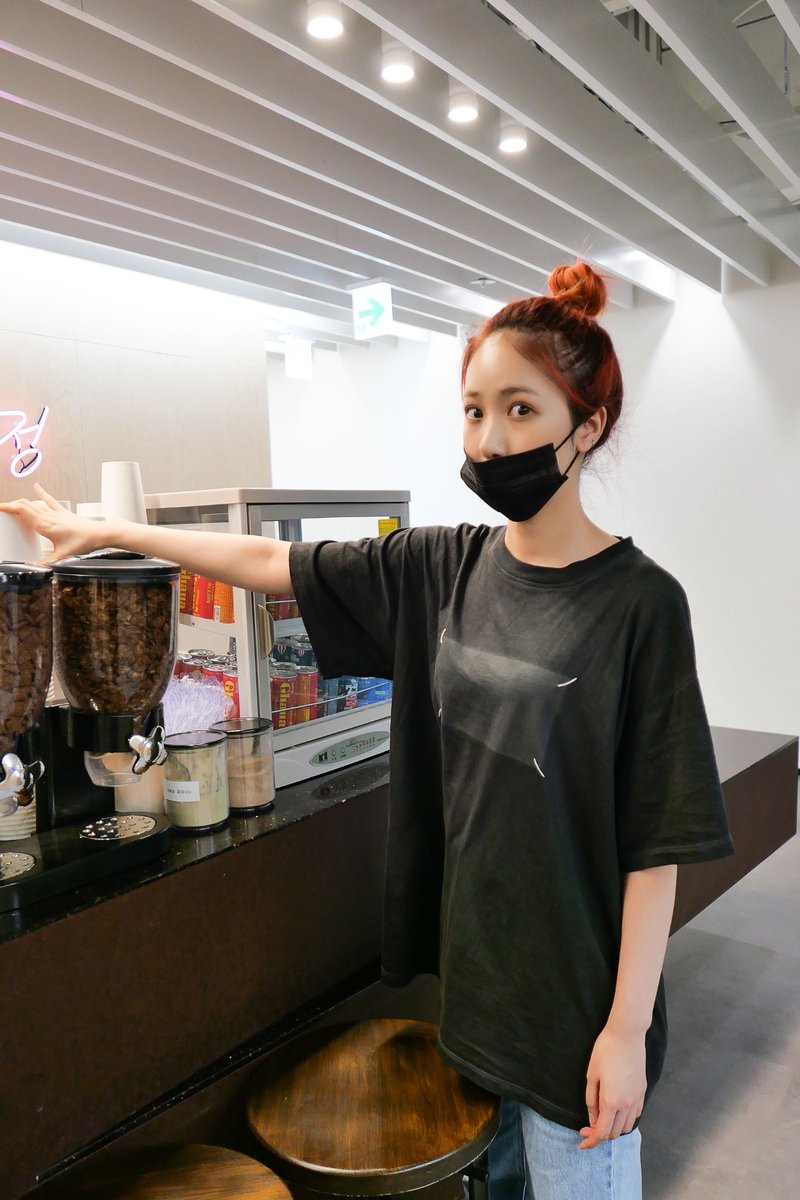 hebarchive's tweet photo. stealing snacks🍪, stealing coffee☕️

@VIVIZ_official
#GFRIEND #VIVIZ #SINB #HEB #여자친구 #신비 #황은비 https://t.co/WzfD3tNafs