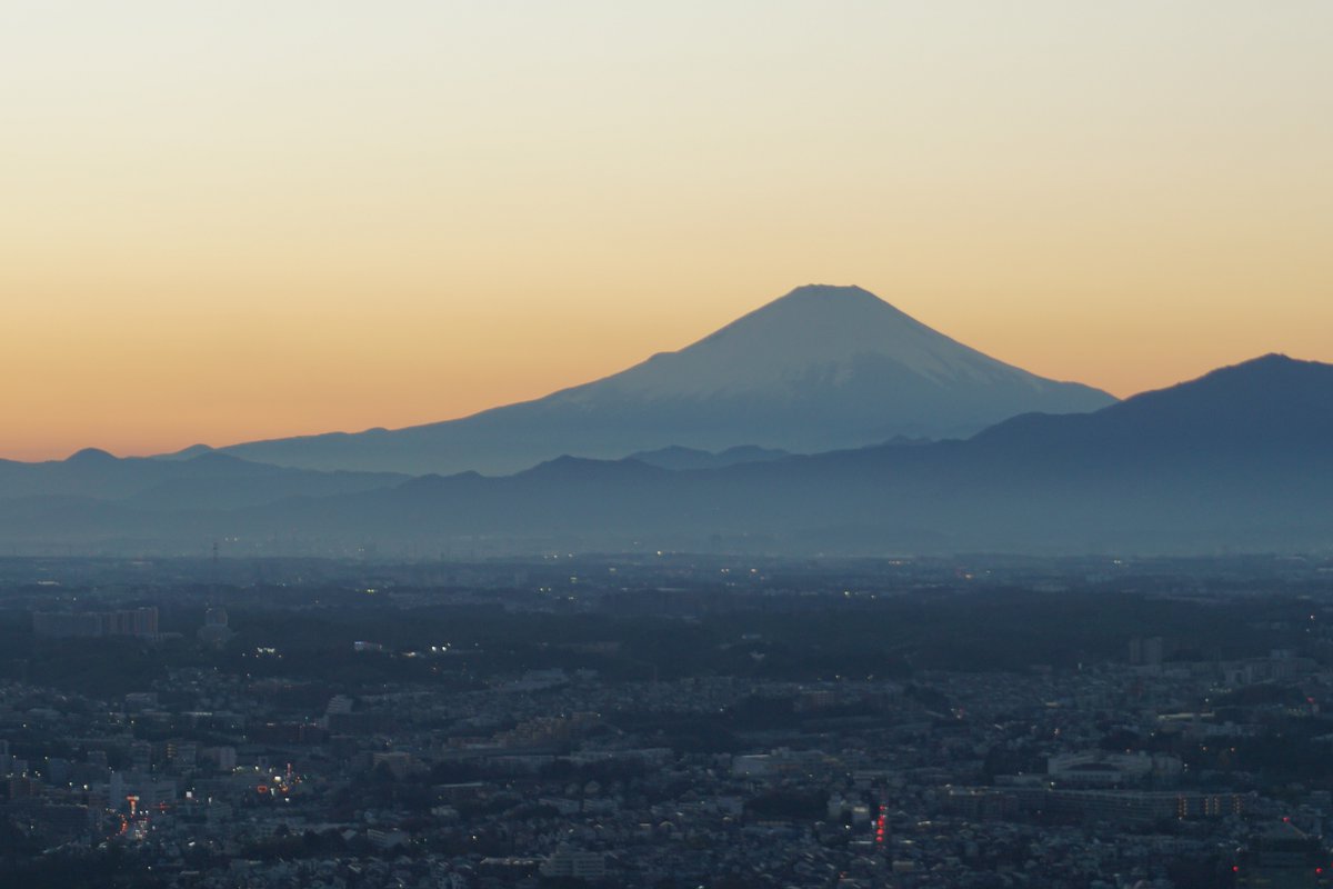 「正直者はバカを見た。その49の39」 <横浜の風景> ランドマークタワー展望台からの富士山。 今日は晴れてクッキリ見えるかなと 思ったらホコリがひどかった！
