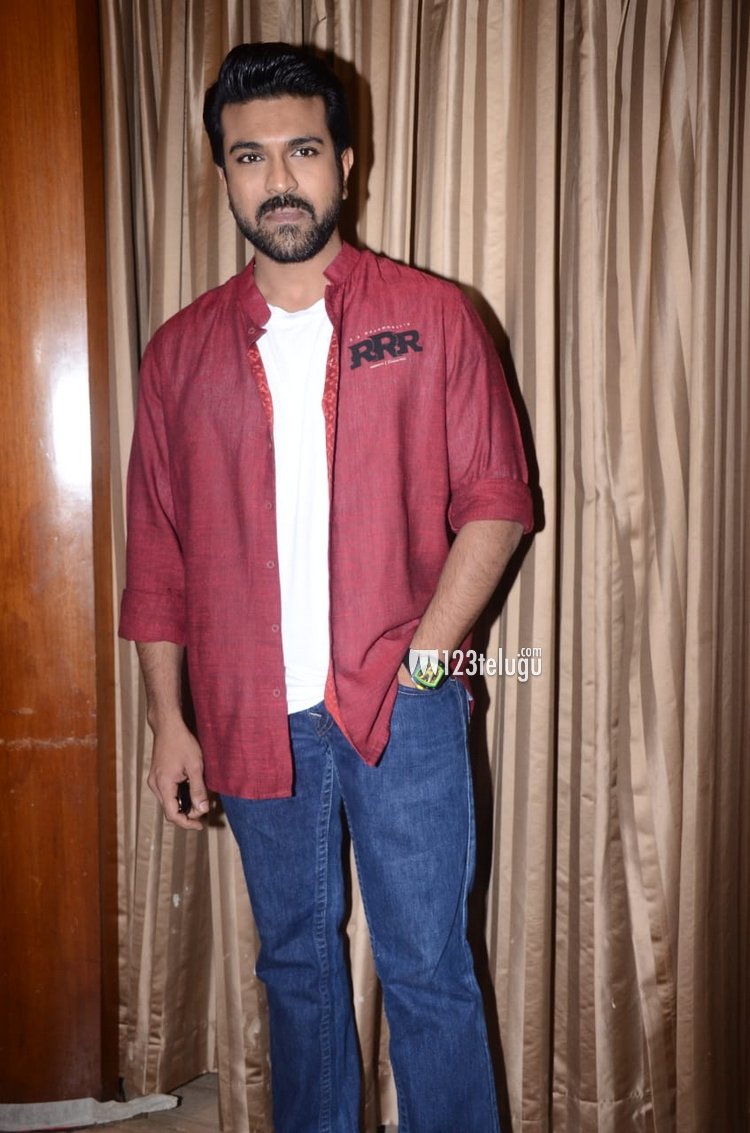 onlyforCharan09's tweet photo. Ala anna ela @AlwaysRamCharan 🙏😭... Colours tho sambandam undadu edi esina perfect set aipithadi 🙇 https://t.co/GRfsEFm1Jp