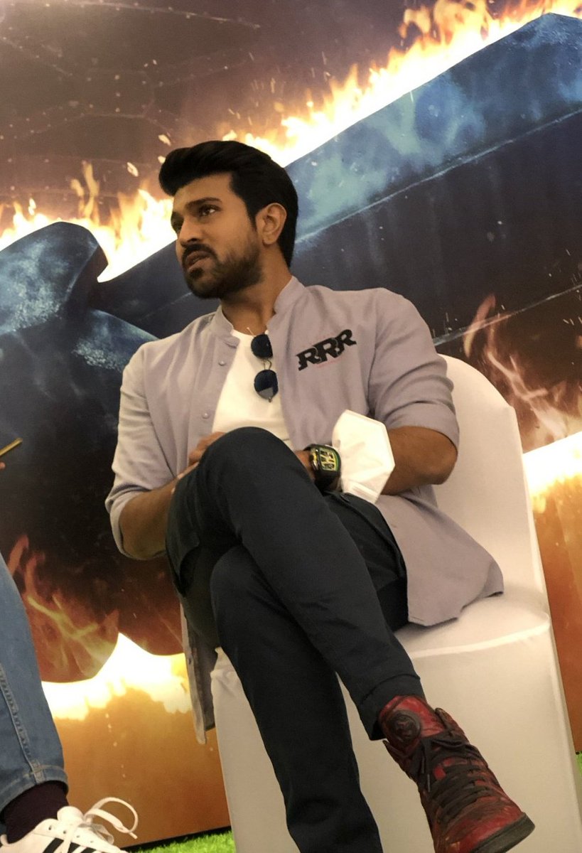 onlyforCharan09's tweet photo. Ala anna ela @AlwaysRamCharan 🙏😭... Colours tho sambandam undadu edi esina perfect set aipithadi 🙇 https://t.co/GRfsEFm1Jp