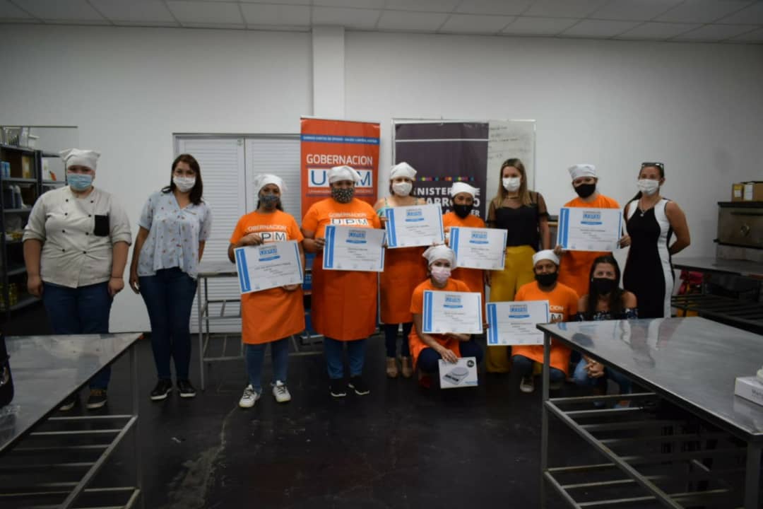 👉🏼 Entregamos certificados y equipamientos a las y los titulares de los programas #PotenciarTrabajo y #MisionesTrabaja que culminaron el curso de panadería en la Universidad Popular de Misiones (UPM).
